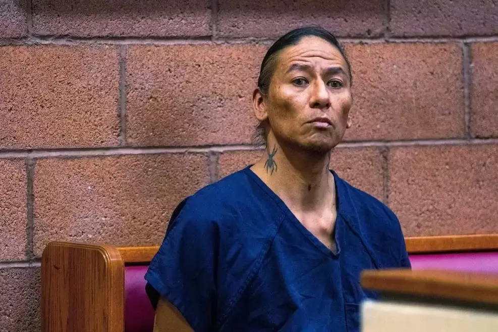 Foto de tribunal em Las Vegas mostra o ator Nathan Chasing Horse durante julgamento de condenação por agressão sexual