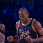 Quadra de basquete lotada durante um jogo da temporada regular da NBA em 2026.