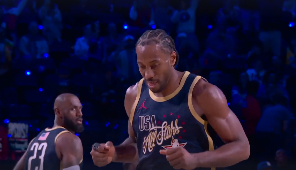 Quadra de basquete lotada durante um jogo da temporada regular da NBA em 2026.