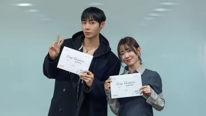 Cartaz da série Long Vacation da Netflix, dirigida por Lee Jung-hyo