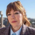 A personagem Philomena Cunk interpretada por Diane Morgan em cenário de documentário.