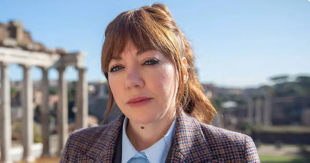 A personagem Philomena Cunk interpretada por Diane Morgan em cenário de documentário.