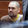 Nick Reiner em audiência no tribunal usando uniforme prisional no caso de homicídio dos pais