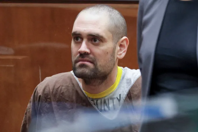 Nick Reiner em audiência no tribunal usando uniforme prisional no caso de homicídio dos pais