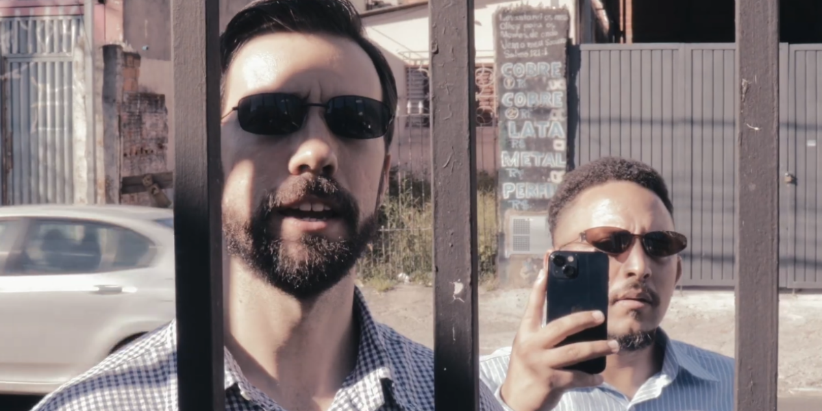 Cena da minissérie No Solo Inimigo apresentando os protagonistas Kaio e Brandão em um ambiente urbano de São Paulo.