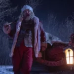 Noite Infeliz 2 com David Harbour como Papai Noel em cena de ação no shopping exibida na CinemaCon