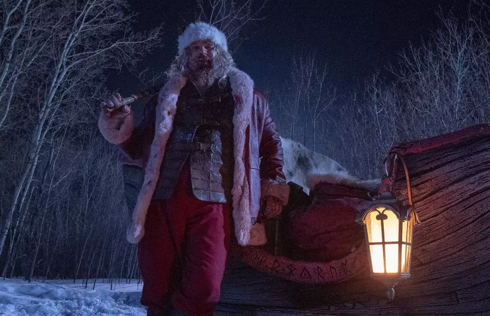 Noite Infeliz 2 com David Harbour como Papai Noel em cena de ação no shopping exibida na CinemaCon