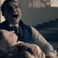 Ator Nicolas Prattes em cena do filme O Advogado de Deus caracterizado como advogado