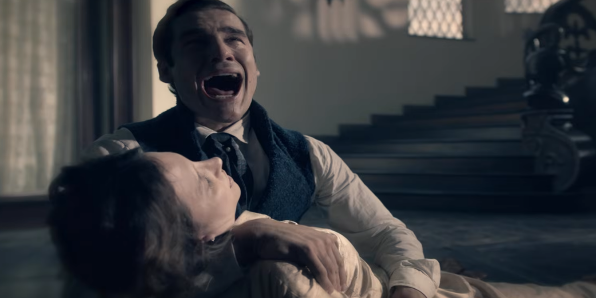 Ator Nicolas Prattes em cena do filme O Advogado de Deus caracterizado como advogado