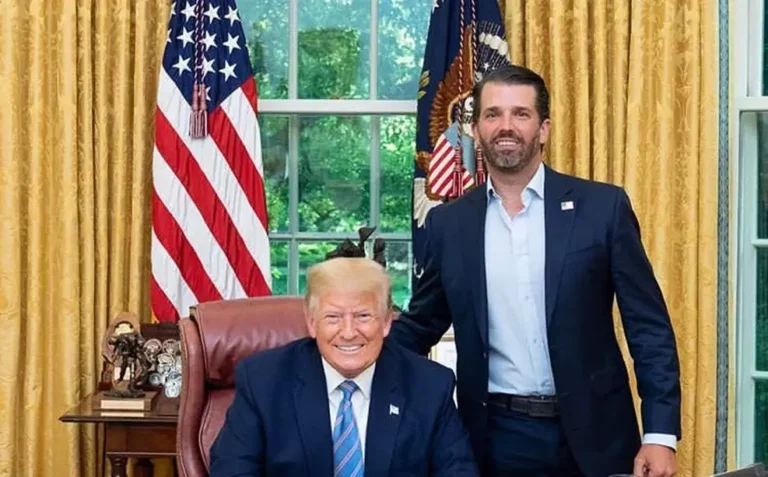 Donald Trump e Donald Trump Jr. na sala da Presidência na Casa Branca