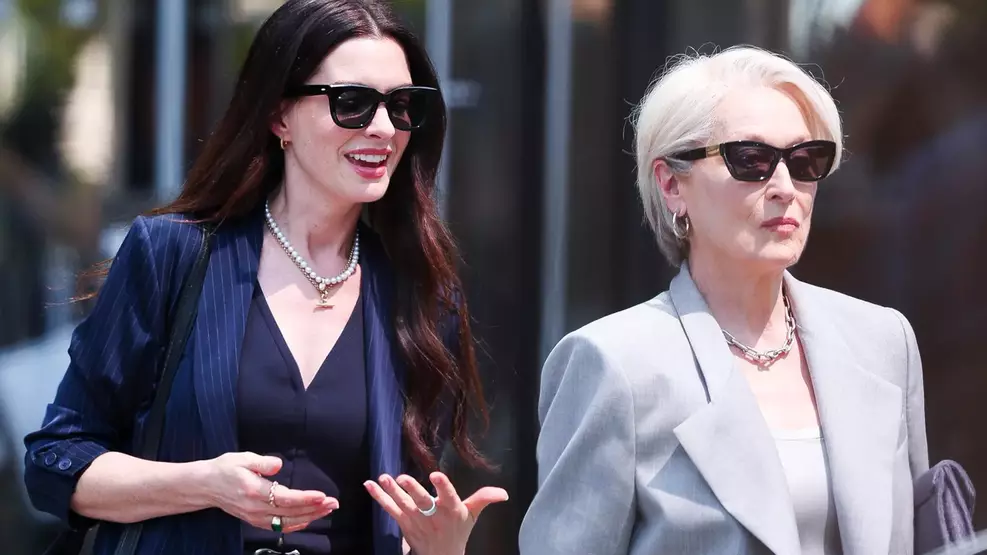 Meryl Streep e Anne Hathaway em cena de O Diabo Veste Prada 2 com figurinos de moda