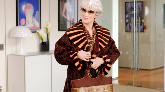 o-diabo-veste-prada-2-detalhes Meryl Streep e Anne Hathaway em cena de O Diabo Veste Prada 2 com figurinos de moda