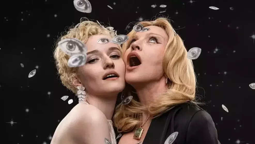 Madonna e Julia Garner durante gravações da segunda temporada de O Estúdio em Veneza