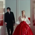 Margot Robbie e Jacob Elordi caracterizados como Cathy e Heathcliff em O Morro dos Ventos Uivantes