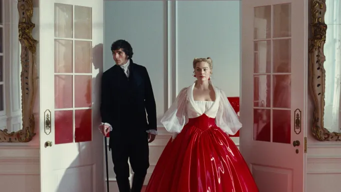 Margot Robbie e Jacob Elordi caracterizados como Cathy e Heathcliff em O Morro dos Ventos Uivantes