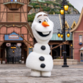 Robô Olaf de Frozen caindo na Disneylândia Paris