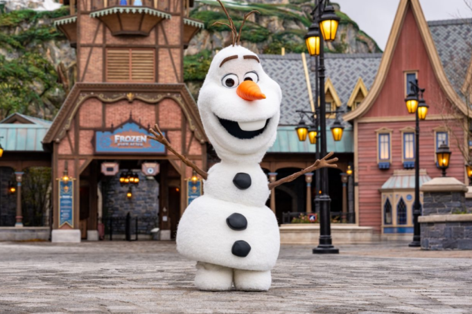 Robô Olaf de Frozen caindo na Disneylândia Paris