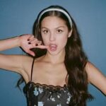 Capa do novo álbum de Olivia Rodrigo com estética em azul e rosa