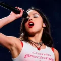 Olivia Rodrigo em imagem promocional do single “Drop Dead” divulgada nas redes sociais
