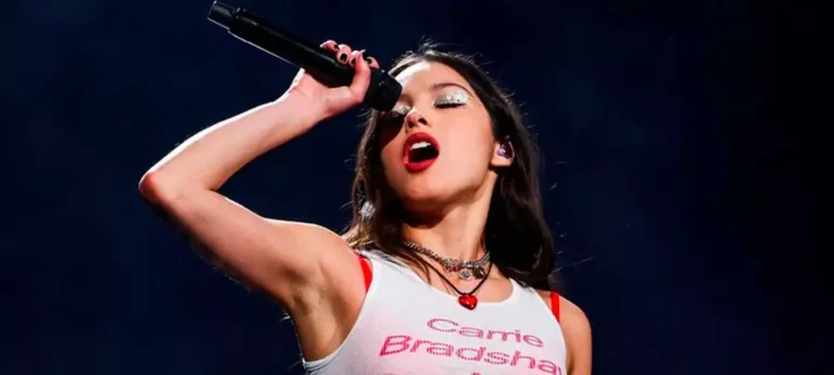 Olivia Rodrigo em imagem promocional do single “Drop Dead” divulgada nas redes sociais