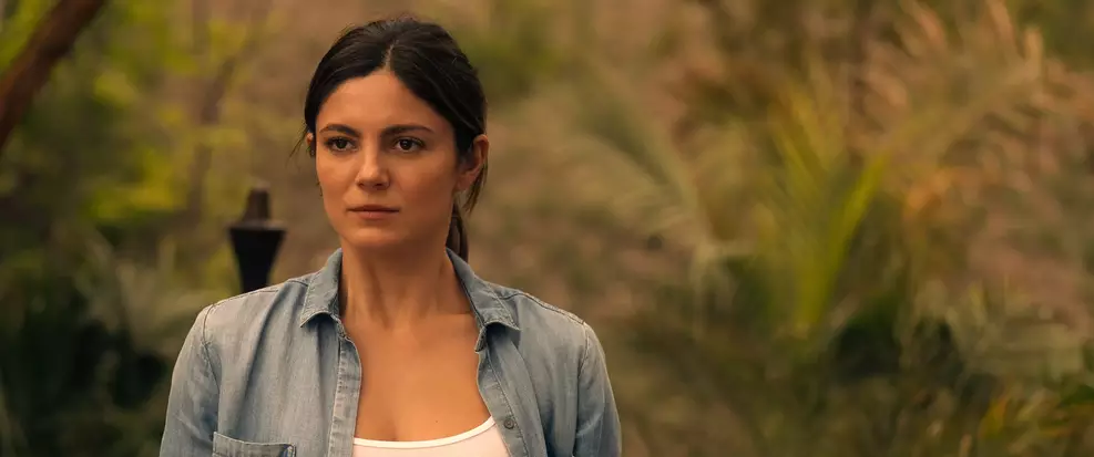 one-night-only-trailer-romance Monica Barbaro e Callum Turner em cena de romance durante trailer de One Night Only