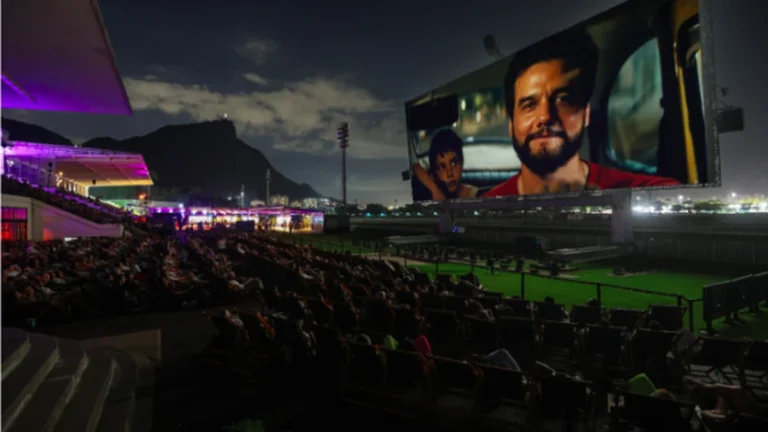 Público acompanha sessão de cinema ao ar livre diante da tela gigante do Open Air Brasil no Jockey Club Brasileiro.