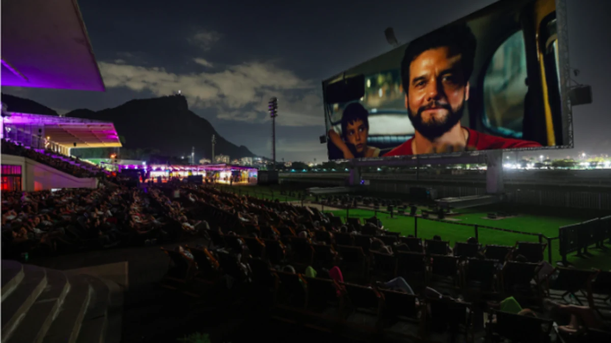Público acompanha sessão de cinema ao ar livre diante da tela gigante do Open Air Brasil no Jockey Club Brasileiro.