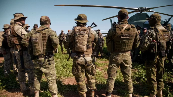 Agentes do Ibama em operação de fiscalização contra o desmatamento ilegal na floresta amazônica.