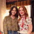 A atriz Jennifer Stone caracterizada como Harper Finkle em cena da série original da Disney.