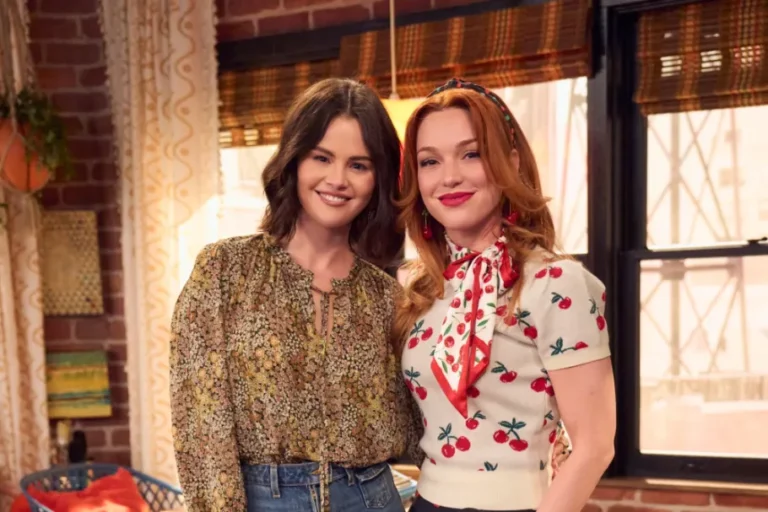 A atriz Jennifer Stone caracterizada como Harper Finkle em cena da série original da Disney.