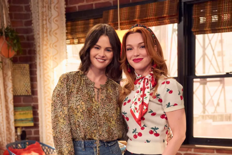 A atriz Jennifer Stone caracterizada como Harper Finkle em cena da série original da Disney.