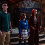 Selena Gomez e elenco de Os Feiticeiros de Waverly Place em cena da série derivada