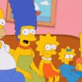 Imagem ilustrativa da série Os Simpsons com referência à abertura e ao sofá