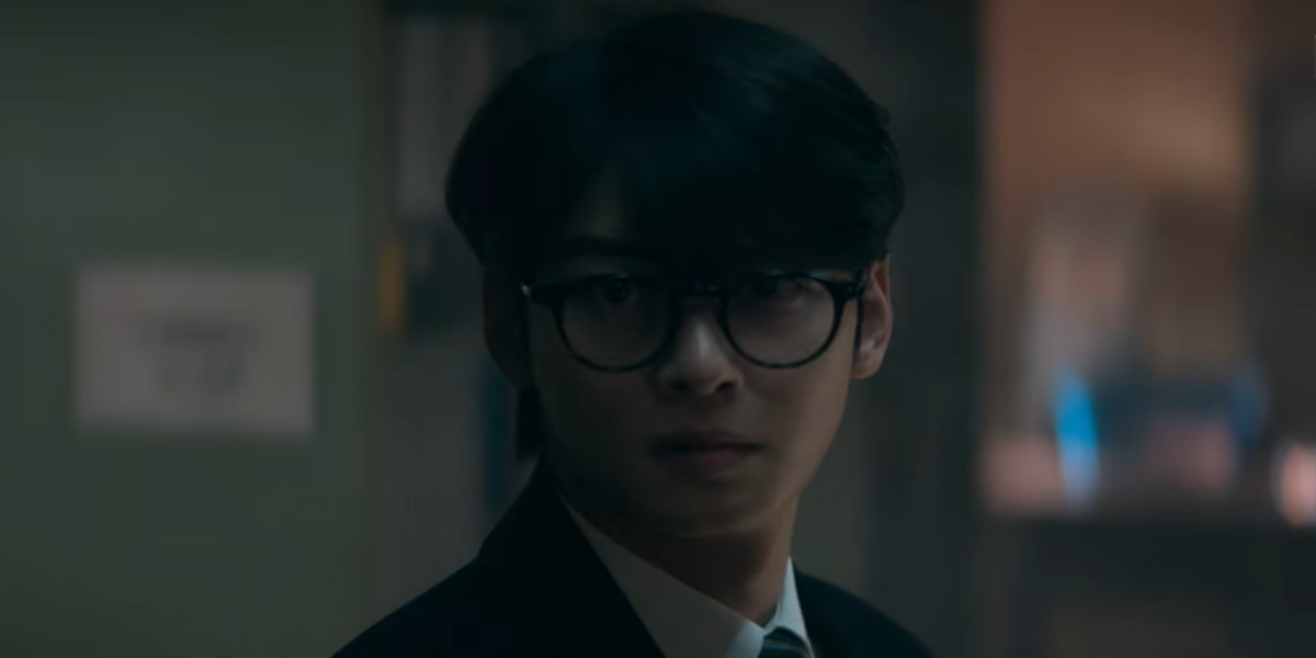 Cena de Os SUPERtontos com o elenco principal em Haeseong, destacando a comédia de ação.