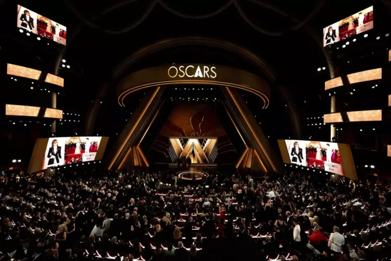 Estatueta do Oscar em destaque representando anúncio das datas das cerimônias de 2027 e 2028