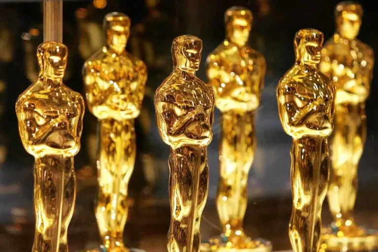 Estatueta dourada do Oscar em destaque representando o ciclo de premiações de 2027.