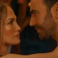 Jennifer Lopez em Paixão de Escritório no trailer divulgado pela Netflix