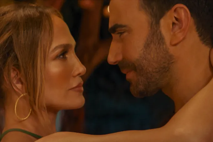 Jennifer Lopez em Paixão de Escritório no trailer divulgado pela Netflix