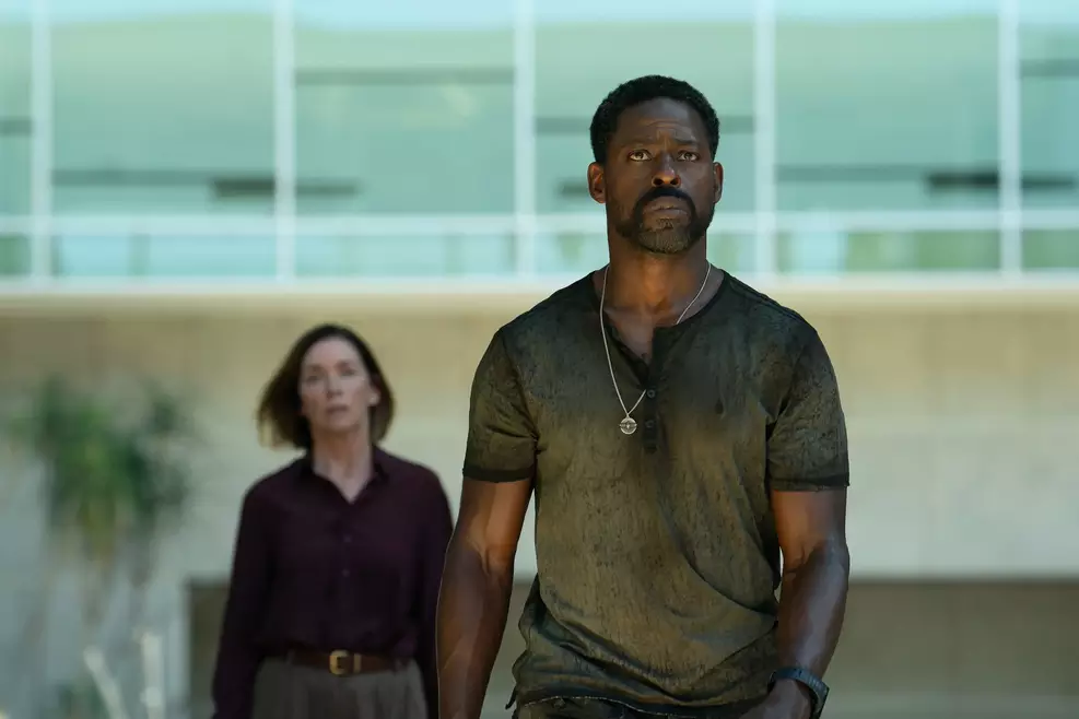 Cena da terceira temporada de Paradise com Xavier e Teri fora do bunker após evacuação