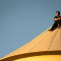 Tom Cruise no topo da torre d'água nos lotes da Paramount
