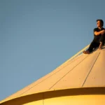 Tom Cruise no topo da torre d'água nos lotes da Paramount