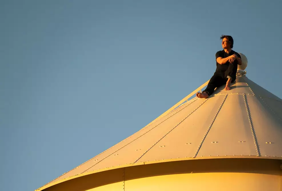Tom Cruise no topo da torre d'água nos lotes da Paramount