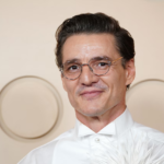 Ator Pedro Pascal em pose sofisticada utilizando acessórios da grife Chanel.