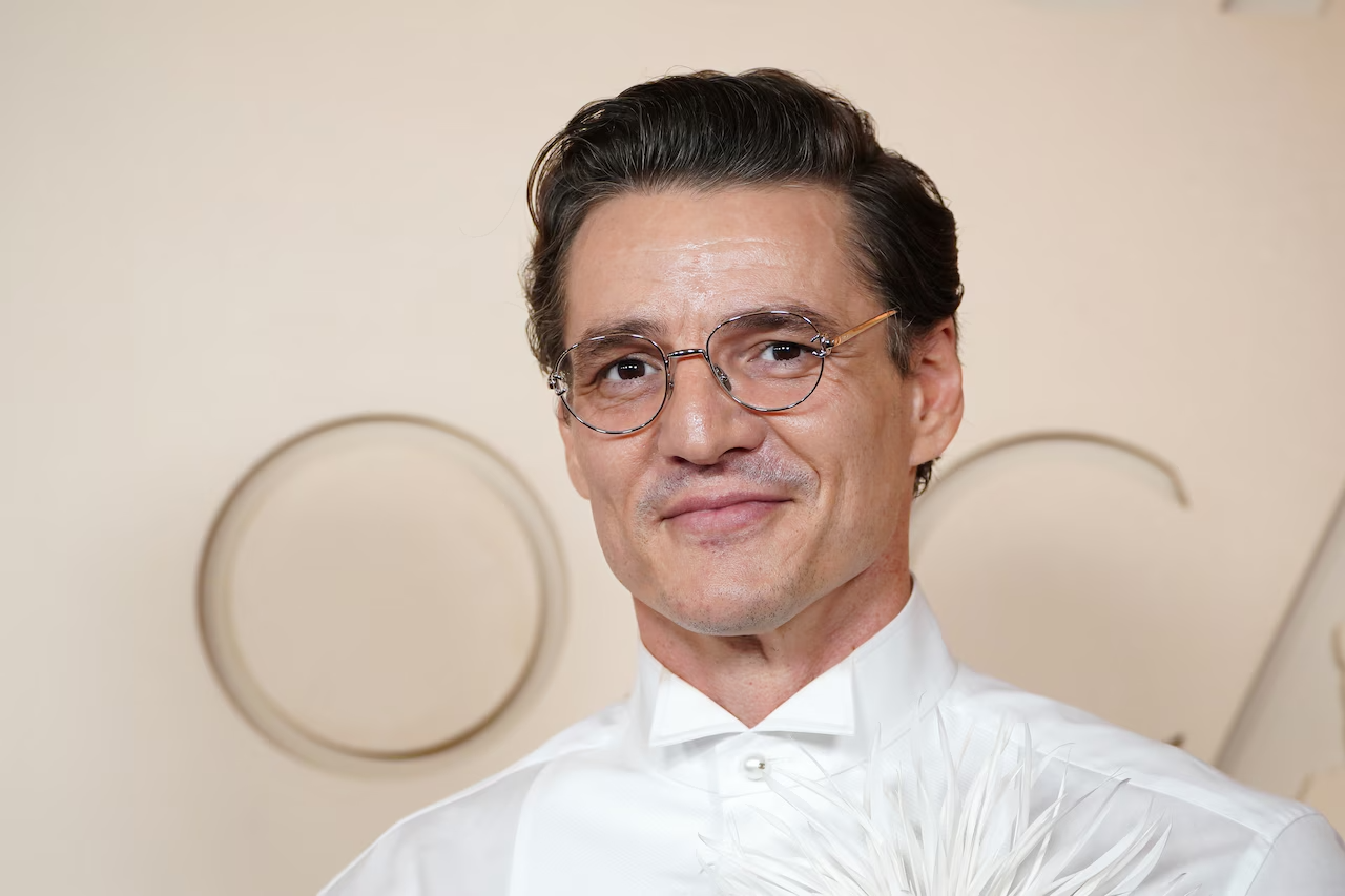 Ator Pedro Pascal em pose sofisticada utilizando acessórios da grife Chanel.