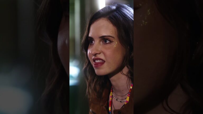 Playback com Hannah Stocking e Sophie Sumner em cena do trailer do microdrama musical