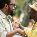 Ice Cube e Kevin Hart caracterizados como policiais em cena de comédia.
