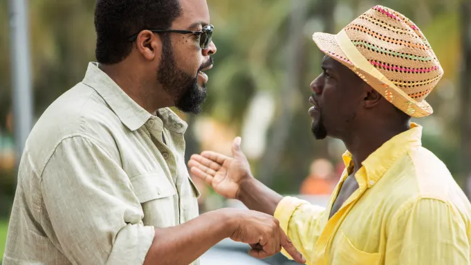 policial-em-apuros-3-ice-cube-kevin-hart Ice Cube e Kevin Hart caracterizados como policiais em cena de comédia.
