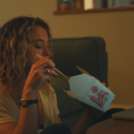 Prazer Máximo Garantido, Tatiana Maslany em cena da série de suspense, contexto de investigação e drama familiar