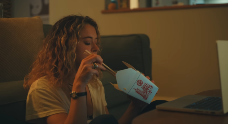 Prazer Máximo Garantido, Tatiana Maslany em cena da série de suspense, contexto de investigação e drama familiar