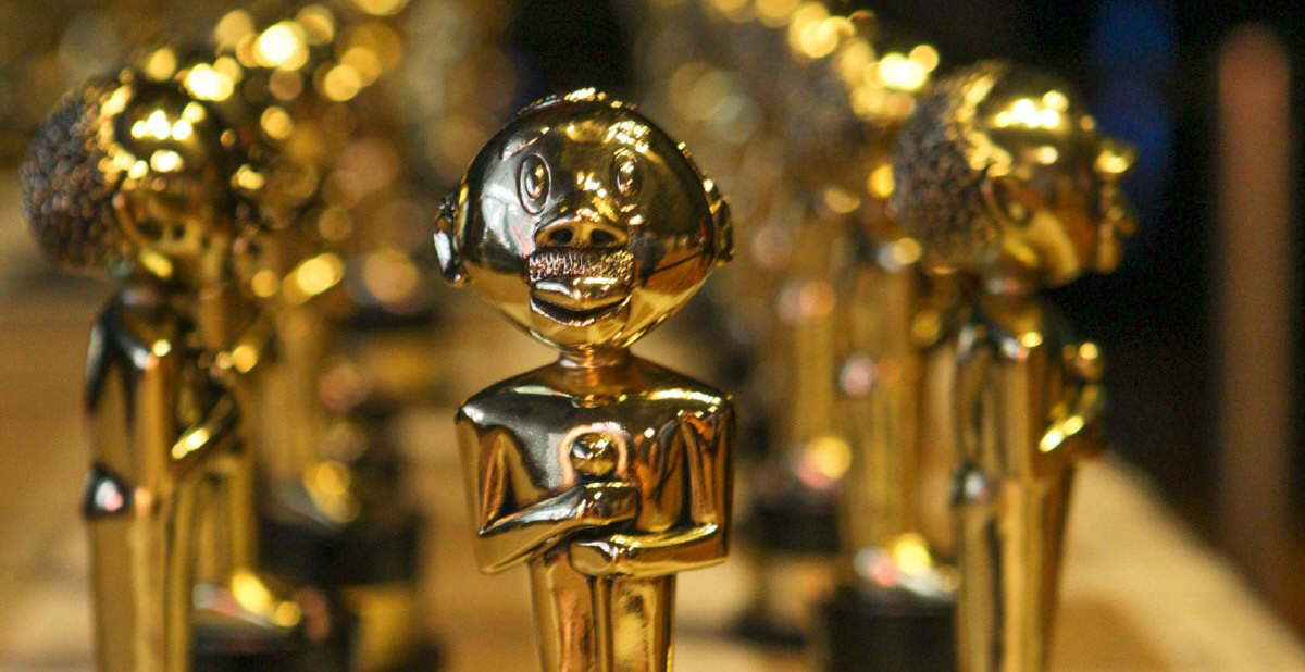 Fachada iluminada do Theatro Municipal do Rio de Janeiro durante a noite.